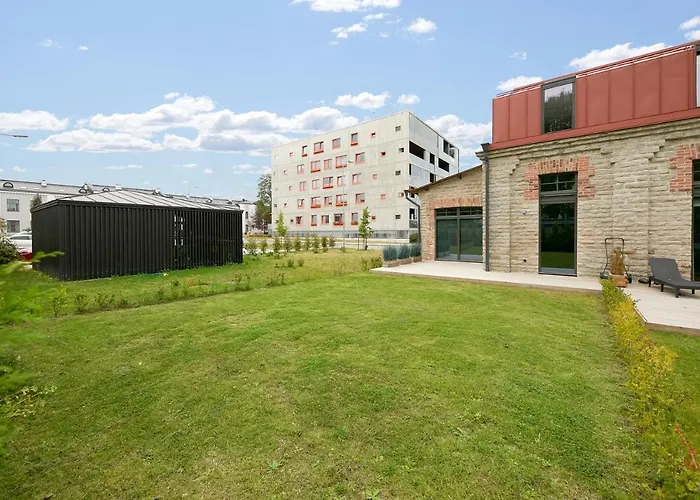 High Ceiling Loft With Its Own Backyard And A Terrace