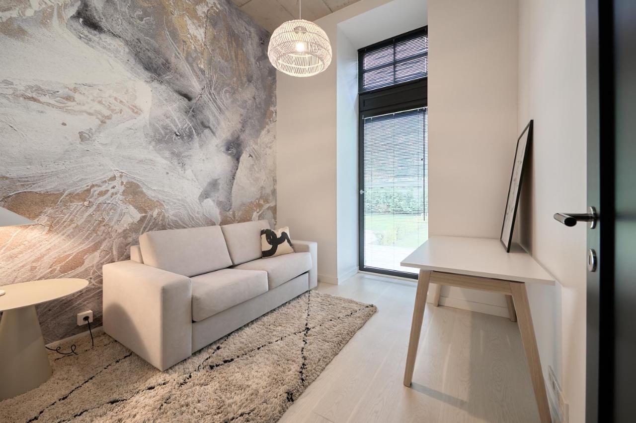High Ceiling Loft With Its Own Backyard And A Terrace Huoneisto *