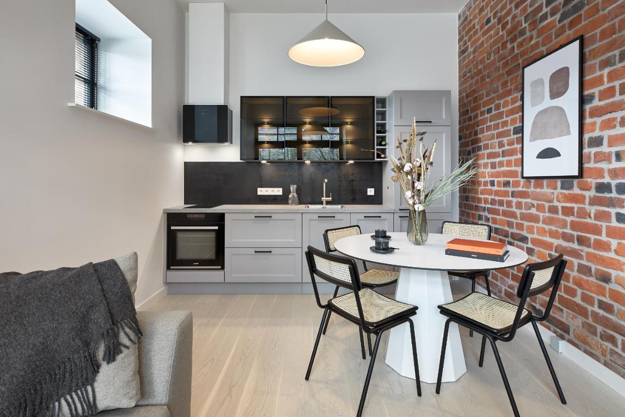High Ceiling Loft With Its Own Backyard And A Terrace Huoneisto