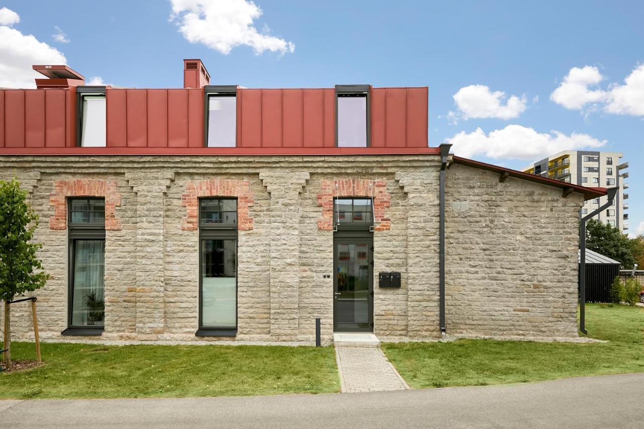 High Ceiling Loft With Its Own Backyard And A Terrace Huoneisto