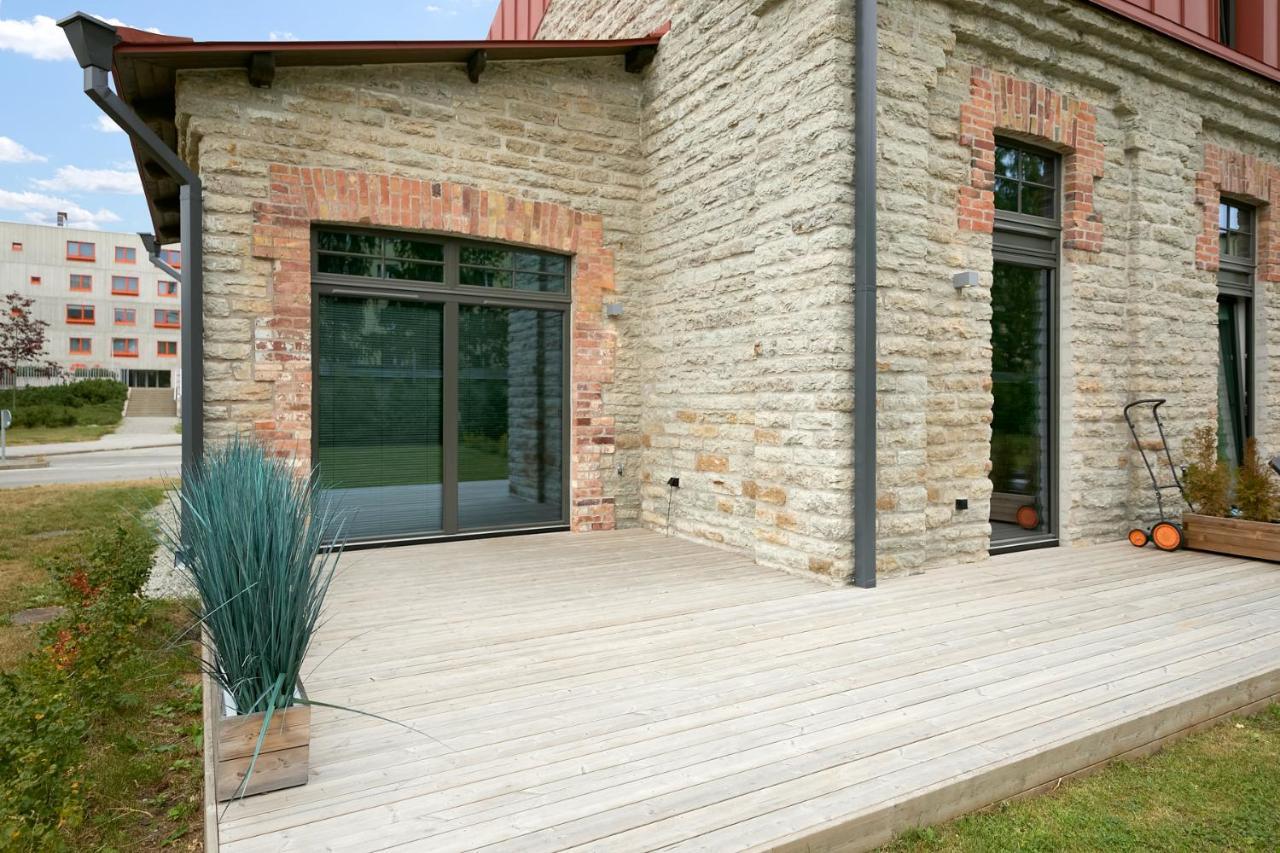 Huoneisto High Ceiling Loft With Its Own Backyard And A Terrace *